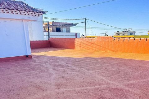 Wunderschöne Immobilie zum Verkauf in der malerischen Stadt San José de Los Llanos, Santiago del Teide. Das Haus bietet den Komfort, nur eine halbe Autostunde vom tropischen Klima und den wunderschönen Stränden der Umgebung entfernt zu sein. Das Haus...