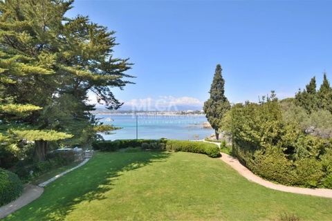 Magnificent property for sale on the western slope of Cap d'Antibes with an incredible panoramic sea view over the bay of Juan les Pins. Located facing the sea, on the edge of the coastal boulevard and a few minutes walk from the famous Eden Roc hote...