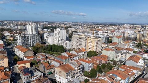 Commercial Store in the Heart of Porto, on a Historic and Classic Street Strategic Location! An excellent opportunity for your business! A store with 72m² of indoor space and 49m² of outdoor area, located in the heart of Porto, near the University Ca...