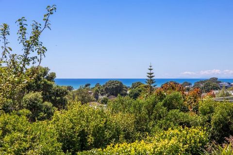 Dieses Haus steckt voller Potenzial und bietet einen sensationellen Blick über das Meer, den Busch und die Stadt und bietet eine malerische Kulisse für Ihren Genuss. Die nach Norden ausgerichtete Terrasse eignet sich perfekt für das Leben im Freien u...