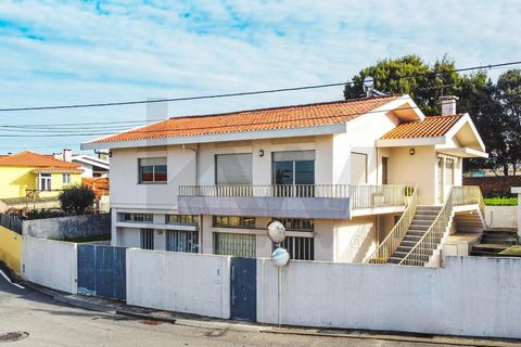 3 Bedroom House of Contemporary Architecture in Santa Maria da Feira – Arrifana We present an excellent opportunity for those looking for a modern, comfortable home with great potential for customization. This 3 bedroom villa, with 168m² of floor spa...