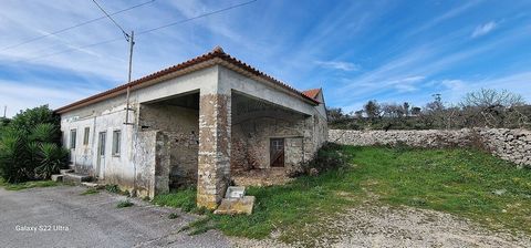 Haus in São Bento, Porto de Mós, das renovierungsbedürftig ist und sehr interessant ist, vor allem wegen der Lage in den Bergen und der atemberaubenden Aussicht, die das Anwesen bietet. Es handelt sich um sehr attraktive Räume, die viel Potenzial für...