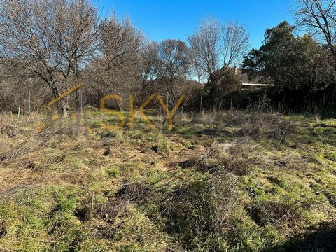 Tu futuro empieza aquí: un lienzo en blanco para construir tu hogar soñado En Sky Real Estate sabemos que encontrar el lugar perfecto para construir tu hogar es una decisión clave. Este exclusivo terreno de 503 m² en Guadalix de la Sierra te ofrece l...