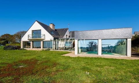 Nestled at the end of a small lane, this 255 m² Guerlesquin stone house, built in 1998, offers breathtaking sea views from its spacious and bright living room. The entrance with closets opening onto the living room also leads to an office space, toil...