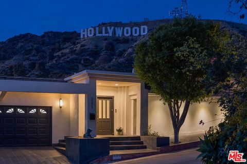 Auf dem historischen Beachwood Canyon gelegen, mit einem Platz in der ersten Reihe neben dem ikonischen Hollywood-Zeichen, ist dieses zeitgenössische französische Regency ein ruhiger urbaner Rückzugsort auf fast 4.200 Quadratmetern. Das Wohnzimmer un...