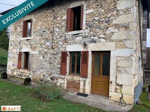 A vendre très belle maison de village en pierrres à rénover avec grandes dépendances.