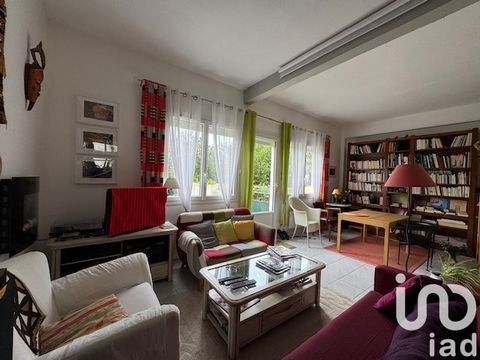 iad France - Catherine Badet vous propose: MAISON 3 CHAMBRES GARAGE JARDINET Idéalement située entre la Gare ( 3 minutes à pieds ) et le Centre Ville ( 10 minutes à pieds par l'hôpital de la Marine ), proche bus et écoles, cette maison en parfait éta...