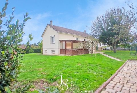 Maison de plain-pied sur sous-sol semi-enterré, refaite à neuf