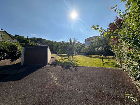 Rare in the town, your 4% Immobilier agency offers you on the heights of GUEBWILLER, this slightly sloping plot of land with a surface area of 6 ares 90 offering a pleasant and unobstructed view. Free of architect and builder, not serviced in UC zone...