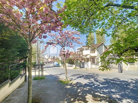 Appartement de 5 pièces avec 3 chambres en duplex inversé avec petit jardin