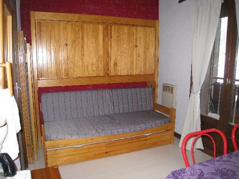The Residence Boule de Neige is a small residence in the Lay area of Contamines-Montjoie. The centre of the resort is 2 km away and the ski lifts are 30 m away. This a small 2 storey residence without a lift. Surface area : about 19 m². 3rd floor. Or...