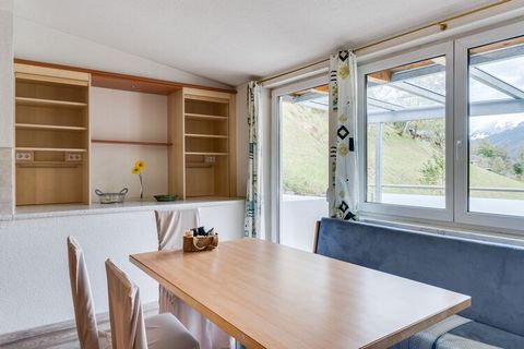 Este lujoso apartamento para un máximo de 8 personas está situado en el primer piso de una casa de vacaciones situada en la conocida Schmittenstrasse en Zell am See, cerca de los remontes y de las pistas.Esta casa cuenta con varios apartamentos de va...