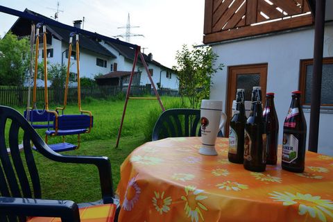 Situé dans la région du sud de l'Allgäu, près de la frontière autrichienne, cet appartement à Lechbruck est extrêmement idéal pour les familles ou un groupe de 4 pour rester confortablement. Il y a une terrasse privée et un barbecue pour passer de be...