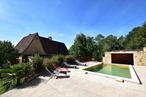 Characteristic and original, this is an impressive 3-bedroom holiday home in Domme. It has a private swimming pool surrounded by a sun terrace with sun-loungers and parasols to enjoy the sunny days. You can relax here with a small family or 6 persons...