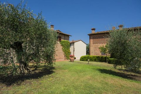 Autentyczna i sugestywna posiadłość z basenem otoczona hektarem ogrodzonego ogrodu ze wspaniałym widokiem na wzgórza Chianti. Jesteśmy w prowincji Florencja, w centrum Val d 