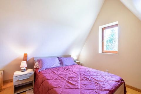 This comfortable residence is in the countryside and features a furnished garden and air conditioning. It is the ideal place for a romantic getaway with the love of your life. It is located in the triangle of Sarlat, Montignac-Lascaux and Les Eyzies....