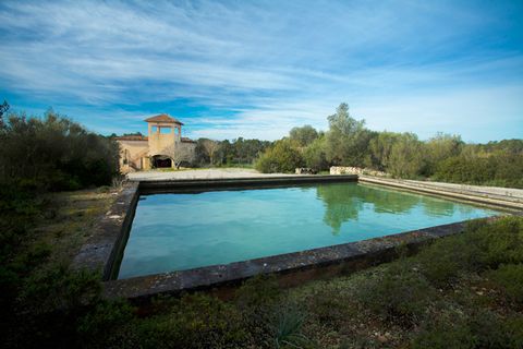 Finca situated on the outskirts of Santa Eugenia overlooking the fields and mountains. It is an old building in good condition but needs updating. It has the main house with a tower which has fantastic views over the countryside. This is a property t...
