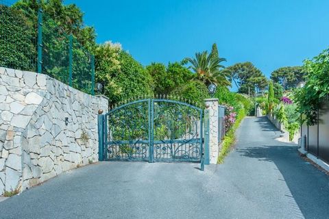 Cette luxueuse villa proche d'Antibes et de Cannes a été entièrement rénovée en 2022 et dispose de plusieurs terrasses offrant une vue imprenable sur la mer. C'est une option très appropriée pour des vacances au soleil en famille et la maison est éga...
