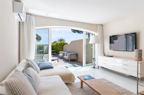 This carefully renovated 84sqm apartment is located a stone's throw from the most beautiful beaches of Ramatuelle, in a closed, secure and guarded residence. Spread over two levels, this pied-à-terre is made up of a bright living room, two bedrooms w...