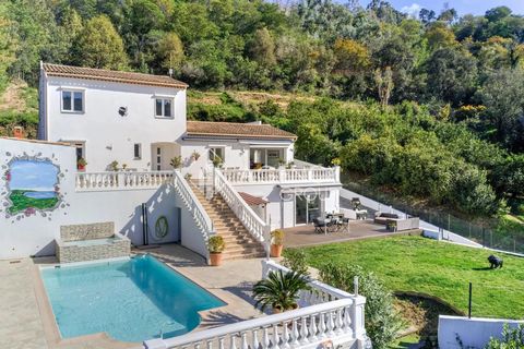 EXCLUSIVE - Vallauris - Close to amenities, in a quiet and residential area, fully renovated villa of around 270sqm², built on a plot of 2000sqm² with swimming pool. On the main living level, 1 living room opening onto a 100m2 terrace, 1 open kitchen...