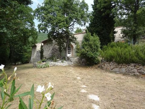 Near Châteauneuf de Grasse perched on the hills in a dominant position Magnificent fully renovated sheepfold of 200m², with panoramic sea views. This stone property benefits from a 66,000m² plot of land with no neighbours and no onlookers, ideal for ...