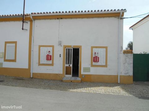 Townhouse consisting of two bedrooms, kitchen with typical Alentejo fireplace, living room and toilet, with patio and annex with 18.70m2. Good location in quiet area.