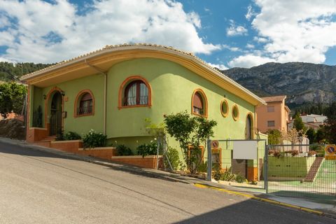 Stylish high quality villa located in a charming little village of Beniatjar The property is distributed in 2 floors of a total of 280m2 Main floor offers a living room together with a dining area decorated in beautiful russian style finishings From ...
