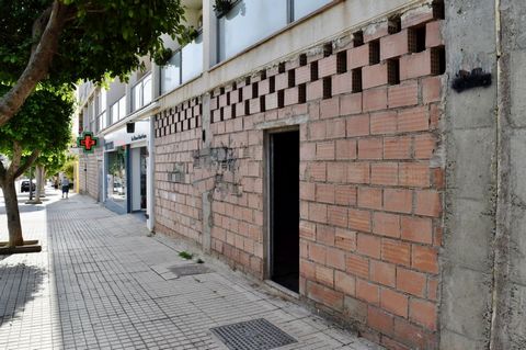 Local comercial en basto situado en Calle Profesor Tierno Galván, en Huércal de Almería, con una superficie construida de 212 m2, y útil, aproximada, de 191 m2. Con salida de humos y acceso directo a pie de calle, su excelente ubicación y su gran amp...