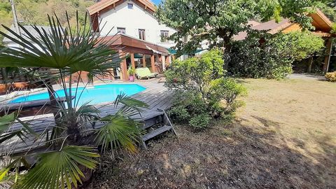 Located on a garden of 988 m² completely flat and wooded, you will have a large wooden terrace of 140 m² for your lunches and dinners with friends without the slightest vis-à-vis. From the first rays of the sun and with the strong heat, the pool (6 m...