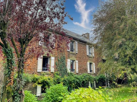 The charm operates, for this mansion, having kept its authenticity. Oasis of peace, time suspended .... In a picturesque city of southern Brittany on the borders of Finistère and Morbihan, between sea and countryside, this house stands in a park of 2...