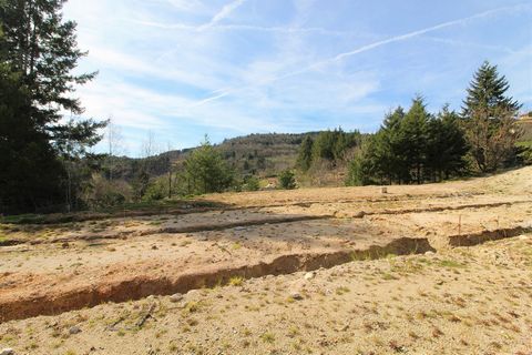 COTE ROANNAISE, located on the heights with a magnificent unobstructed view, this beautiful plot of 2600m2 (including 1600m2 buildable) can accommodate the construction of your dreams and much more. Permit also granted for the realization of 2 houses...