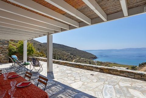 Belle villa d'architecte de 3 chambres à vendre sur l'île de Tinos, à proximité de la plage. Cette propriété unique est située dans un emplacement privilégié offrant une vue imprenable sur la mer Égée et la campagne environnante. La villa est constru...
