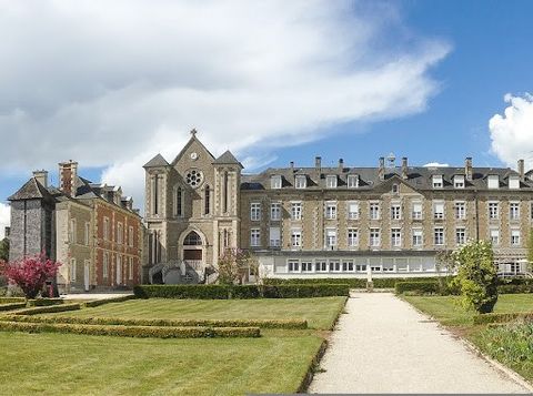 Yves Leblanc offers for sale this property of 22.735m2 in the city center of Briouze including a real estate complex consisting of a college, a retirement home and various buildings. Possibility of transforming into habitat 2h from Paris by train, 3h...
