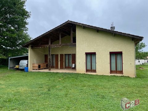 On a wooded plot of more than 3000 m2 This traditional single-storey construction is composed of a living room with fireplace, fitted kitchen with dining area, 4 bedrooms, bathroom, convertible attic. Carports, wooden shed Features: - Terrace