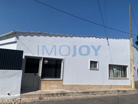 Spacious shop for rent (old known restaurant) Very large space with annex, included in the rental if requested, located in the Arneiro area with excellent location. In the past it was very successful because of its location and name. It serves as a c...