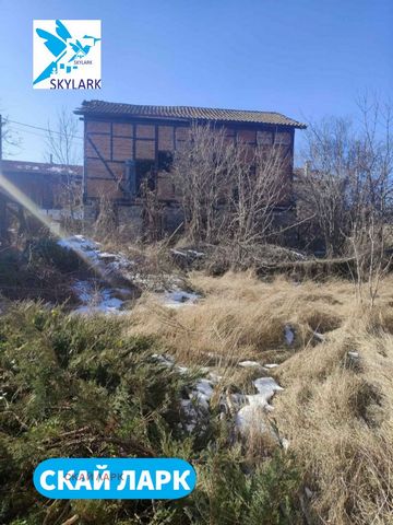 SKY LARK offers for sale a plot of 440 sq.m. in the expanded center of the town of Rakitovo. It has a farm building for major repairs, renovation or demolition. Possibility to buy this property together with a neighboring plot with a house. The plot ...