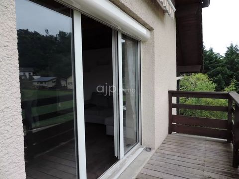 Challes the waters Nice duplex apartment with open views. It includes entrance with cupboard, fitted kitchen open to living room, bedroom, bathroom. Balcony and cellar. Contact : ... Features: - Internet - Intercom