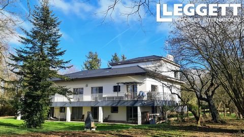 A21869MGA85 - This 460 m² property is set in over a hectare of wooded and enclosed grounds in the commune of Apremont in the Vendée. Apremont has a population of around 1800. The commune offers a number of shops and services: bakery, patisserie, groc...