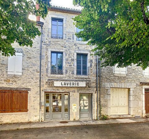 On the Cajarcois city tour, a stone village house on 3 levels to finish renovating. New roof. On the ground floor, a rented commercial space with double independent entrance and an entrance for the apartment with its cellar. On the 1st floor is a raw...
