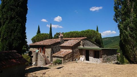 Cortona (AR), Loc. Montanare: Stone farmhouse of 250 sqm on two levels, recently renovated, currently divided into: * Main house on two levels with large living room and service bathroom on the ground floor and kitchen, study, two double bedrooms and...