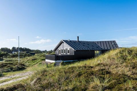 Ein herrlich geräumiges Ferienhaus auf einem ebenfalls grossen schönen Gr undstück das Möglichkeiten für Spiele verschiedenster Art bietet. Das Ferienhaus ist in einem sehr gemütlichen Stil eingerichtet. Die Küche und das Wohnzimmer liegen in offener...