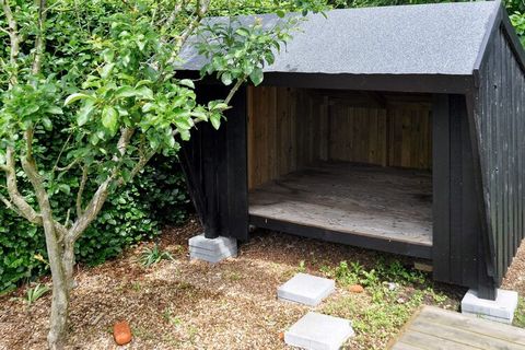 Zadbany domek z sauną położony na ładnym terenie z trawnikiem przy Toftum Bjerge. Dom ma 40 m² salon połączony z kuchnią. Łazienka z 2010 roku. Na podłogach wykładziny. W domu znajduje się sauna, w której można ogrzać ciało po spacerze w wietrzny dzi...