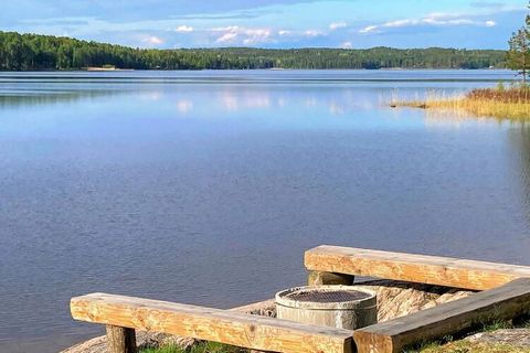 A warm welcome to live in this well-planned house located by the beautiful lake Värmeln by Gårdsvik's leisure area in Värmland. With only a 5 minute walk you reach 1 of 3 bathing places in the area around Värmeln. For those who want to enjoy walking ...