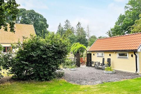 Welcome to a place in the country. Here you live in a completely renovated (2022) cozy cabin where your entire stay will be comfortable. It is a shared plot with the owner but you have your own area and garden of 500 square meters to be able to enjoy...