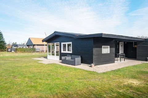 Ferienhaus bei Skaven Strand nur ca. 300 m vom Ringkøbing Fjord entfernt. Das Haus ist praktisch eingerichtet, wobei jeder Quadratmeter optimal ausgenutzt wurde. Der offene Küchen-/Wohnbereich wird im Urlaub zum selbstverständlichen Sammelpunkt der F...