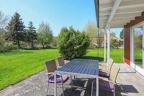 A holiday home approx. 150 metres from one of Møn's lovely beaches. There is a living room and kitchen and two bedrooms, as well as an annex with a double bed.