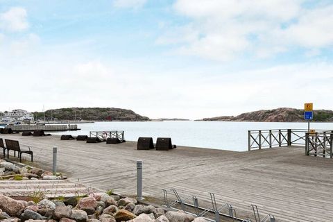 Welcome to this great holiday home, located within walking distance of several lovely beaches in the beautiful town of Lysekil! It is also only a few minutes' walk from Gullmarsborgs Ice Skating Hall. The holiday home is an apartment in a beautiful h...