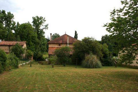 ALLOUE - Maison avec 4 chambres, belle jardin, et garage acote de riviere Charente