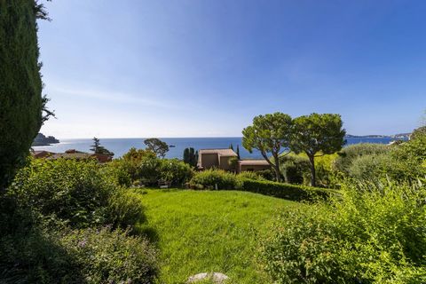 Eze bord de Mer, in a unique residence consisting of several small buildings with a maximum of 2 storeys, providing a large swimming pool, tennis court and caretaker, beautiful semi-detached house with superb views over the Bay of Eze and Cap Ferrat,...