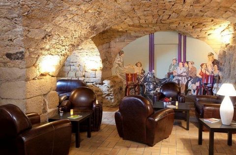Dpt Ardèche (07), à vendre proche de VALLON PONT D'ARC Murs d'un Hôtel Restaurant